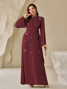 女士纯色立领珍珠饰边优雅长款缎面连衣裙，侧边系带，此款为修身版型，建议胸部丰满的女性选择大一码。 - 酒紅色 - 查看 3