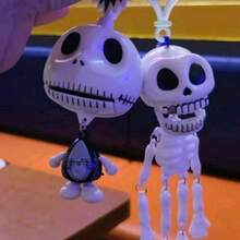 1 pieza Llavero con figura de cabeza de esqueleto que se mueve al tirar de la cuerda, decoración colgante para mochila para crear un ambiente festivo