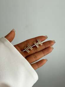 奢华 H 字母方晶锆石耳钉，适合派对和日常佩戴 - 字母H - 查看 5