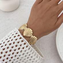 1 pièce Bracelet à manchette ouvert style vacances avec étoile de mer et coquillage, bracelet en métal à motif floral pour le port quotidien
