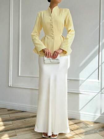 Traje sastre elegante de mujer con cuello vuelto y abotonadura sencilla, en color contrastante