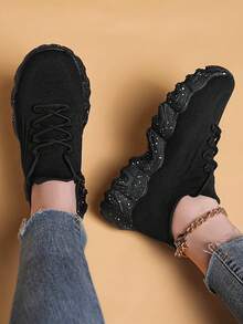 Women's Black Wave Sole Sneakers - Spot Detail Ripped Jeans Fit, All-Day Gold Chain Comfort - màu đen - Xem 2