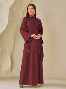 女士纯色立领珍珠饰边优雅长款缎面连衣裙，侧边系带，此款为修身版型，建议胸部丰满的女性选择大一码。 - 酒紅色 - 查看 6