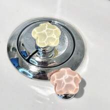 2 PC Exquisite Flower-Shaped Water Ripple Toilet Flush Auxiliary Button, Clear Color More Suitable For Summer, Bathroom And Bedroom Accessory Ornaments, Car Interior Diy Small Ornaments, Can Be Used As Drawer Handle, Wardrobe Handle, Nail Protection, Making Your Life More Comfortable