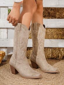 2024春秋新款女式大码V领尖头粗跟刺绣西部牛仔靴，时尚套脚中筒靴，女牛仔靴，Coachella音乐节必备 - 卡其色 - 查看 4