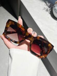 一副男女通用豹纹方形轻便奢华波西米亚风时尚太阳镜，适合运动、旅行、音乐节、运动风、驾驶、度假装扮、海滩、郊游、夏季配饰、度假、家庭出游、高尔夫、徒步旅行、优雅装扮、街头风配饰、派对、户外活动、街头风、钓鱼、户外活动、假期等场合。 - 豹紋茶 - 查看 3