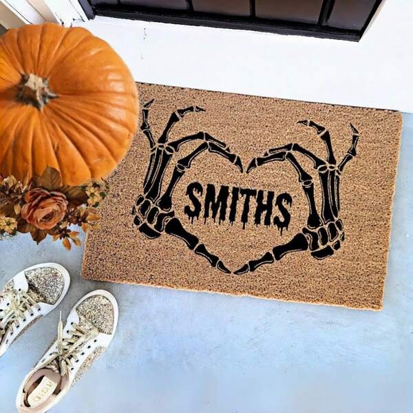1 pièce Paillasson personnalisé en forme de mains de squelette en forme de cœur avec nom personnalisé, matériau en imitation cachemire. Tapis d'entrée d'automne pour Halloween, tapis d'accueil intérieur/extérieur durable pour la décoration de la saison effrayante