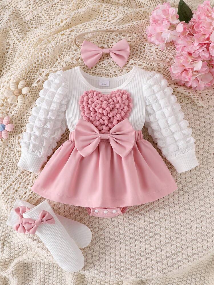 Conjunto Doce e Fofo para Bebê Menina, 4 Peças, Bodysuit com Recorte Colorido Contrastante, Vestido com Decoração de Coração e Laço Bordado 3D, Faixa de Cabelo com Laço e Meias Decoradas - Rosa chiclete - Visão 1