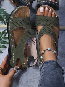 夏季女士休闲坡跟镂空厚底凉鞋，压花可调节钩环平台，舒适坡跟，露趾设计，纯色时尚凉鞋，绿色、棕色、白色