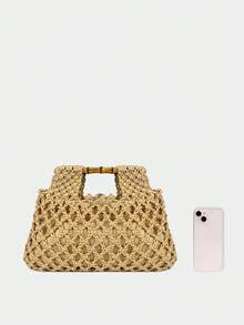 手工制作的纯色手提包，采用镂空设计和竹制手柄，容量大