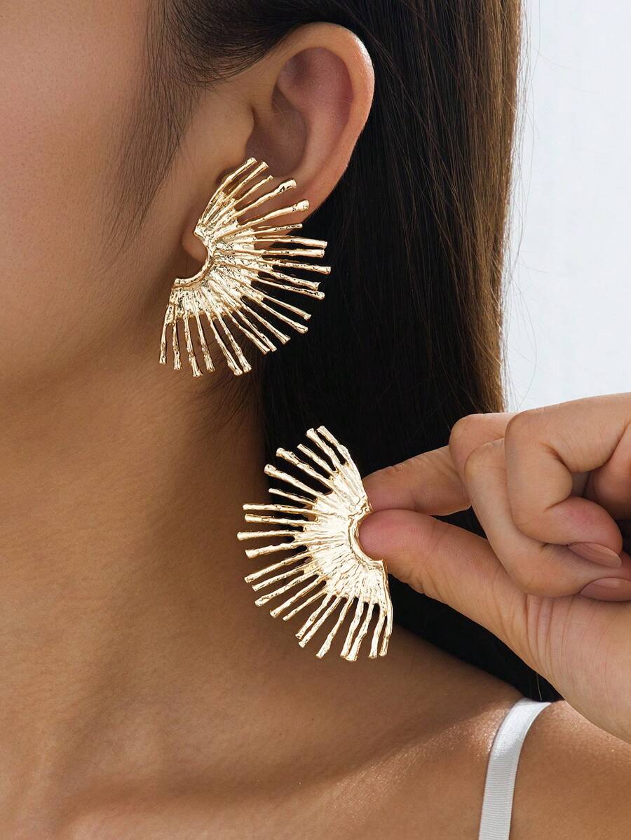 1 Pair Retro Exaggerated Minimalist Gold Fanshaped Women Stud Earrings, Suitable For Daily Wear, Banquet And Party