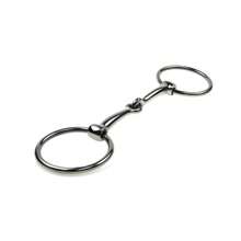 采用减压设计的不锈钢衔铁可减轻马嘴的不适感，反应灵敏，适合障碍赛和日常骑行，易于清洁和维护，标准水瓶接口，马匹训练衔铁，舒适的护齿设计，精确的马匹控制，增强马匹和骑手之间的沟通，耐咬。