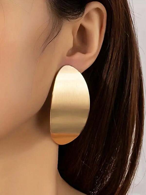 A Pair Of Summer Earrings With A Retro And Simple European And American Metallic Texture, Fashionable Oval Brushed Texture, And Exaggerated Personality And Temperament Are Suitable For Ladies To Wear At Daily Gatherings