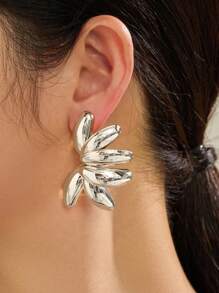 1 par de pendientes de botón de diseño de pétalos de metal exagerados, moda para mujeres