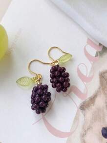 2 pièces Boucles d'oreilles fausses en forme de raisins adorables, petits et raffinés bijoux à thème de fruits, bon marché et chic pour les pique-niques, les vacances et le glamour quotidien, design de grappes de raisins doux