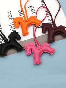 1 件奔腾的骏马和狗钥匙扣 - PU 皮革马术吊饰，14 种颜色（绿色、黑色、粉色、蓝色、黄色、白色、棕色、红色、橙色、棕色、深蓝色、深棕色、黑色、紫色、酒红色） - 可调节钥匙、包包、手机链带 - 情人节男女礼物 - 可与背包搭配