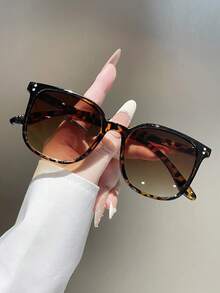 1 Pair Unisex Square Leopard Print Frame Brown Bohemian Style Sunglasses, Suitable For Vacation, Travel, Summer Accessories, Sports Style, Driving, Holiday Outfits, Beach, Music Festivals, Outings, Family Trips, Golf, Hiking, Elegant Attire, Street Style Accessories, Vacation Atmosphere, Sports, Parties, Outdoor Activities, Street Style, Fishing, Holidays, Outdoor Activities, Vacation - Leopard Tea - View 2