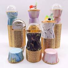 Cakegiugiu Set, 50/100 pièces de caissettes à muffins jetables avec couvercles, caissettes à muffins jetables avec couvercles, caissettes à cupcakes résistantes à la chaleur et brillantes, moules à muffins, ustensiles de cuisson, caissettes à gâteau à bord incurvé, support à gâteau, caissette à cupcake pour mariage et fêtes d'anniversaire