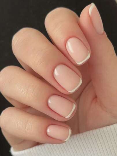 غير تصميم أظافرك باستخدام 24 قطعة من أظافر صناعية مربعة متوسطة الحجم ذات خطوط فضية وغبار لامع أنيق، أظافر صناعية كاملة التغطية بطلاء فرنسي، مجموعة مناكير تضم 1 ورقة من الأشرطة اللاصقة و 1 مبرد أظافر صغير للنساء والفتيات للاستخدام اليومي في المكتب. وسيتم شحن غراء الجيلي بشكل عشوائي.