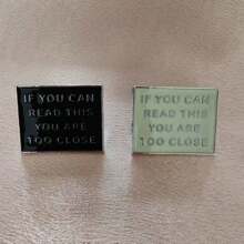 1 Broche cuadrado con letra inglesa, alfileres de solapa, accesorio decorativo para mochila y sombrero, para uso diario