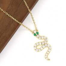 1 件 925 纯银金色蛇形吊坠项链，镶嵌璀璨钻石和祖母绿，彰显奢华优雅，适合晚会、婚礼或高端社交活动