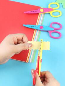 六把装饰剪刀，图案各异，包括花卉和波浪纹设计。非常适合用于学校用品、感恩节、圣诞节、生日礼物、万圣节装饰等。