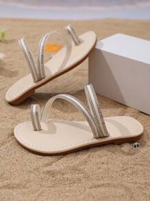 1 Pair Toddler Girls White Fashion Slip-On Sandals With Metallic Buckle Decoration, Cute Round Toe Design, Suitable For Daily, Beach, Party Wear, Summer New Arrival