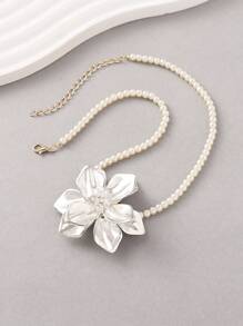 1 pieza Elegante collar gargantilla de camelias de perlas falsas recubiertas de acrílico y metal, adecuado para que las mujeres lo usen a diario, en fiestas y en ocasiones formales