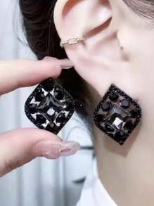 1 par de pendientes elegantes de estilo empresarial con diseño de rombo de alta gama, pendientes negros completos de diamantes para uso casual diario a juego
