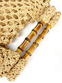 手工制作的纯色手提包，采用镂空设计和竹制手柄，容量大