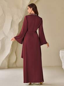 女士纯色立领珍珠饰边优雅长款缎面连衣裙，侧边系带，此款为修身版型，建议胸部丰满的女性选择大一码。 - 酒紅色 - 查看 2