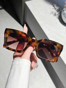 一副男女通用豹纹方形轻便奢华波西米亚风时尚太阳镜，适合运动、旅行、音乐节、运动风、驾驶、度假装扮、海滩、郊游、夏季配饰、度假、家庭出游、高尔夫、徒步旅行、优雅装扮、街头风配饰、派对、户外活动、街头风、钓鱼、户外活动、假期等场合。 - 豹紋茶 - 查看 2