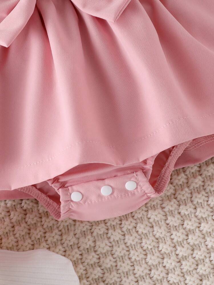 Conjunto Doce e Fofo para Bebê Menina, 4 Peças, Bodysuit com Recorte Colorido Contrastante, Vestido com Decoração de Coração e Laço Bordado 3D, Faixa de Cabelo com Laço e Meias Decoradas - Rosa chiclete - Visão 6