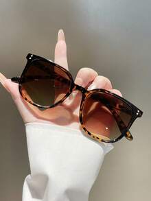 1 Pair Unisex Square Leopard Print Frame Brown Bohemian Style Sunglasses, Suitable For Vacation, Travel, Summer Accessories, Sports Style, Driving, Holiday Outfits, Beach, Music Festivals, Outings, Family Trips, Golf, Hiking, Elegant Attire, Street Style Accessories, Vacation Atmosphere, Sports, Parties, Outdoor Activities, Street Style, Fishing, Holidays, Outdoor Activities, Vacation - Leopard Tea - View 3
