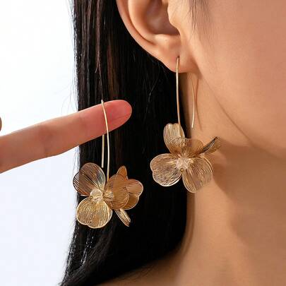 1 对女士镂空 3D 花瓣设计耳环，适合日常佩戴