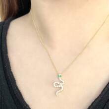 1 件 925 纯银金色蛇形吊坠项链，镶嵌璀璨钻石和祖母绿，彰显奢华优雅，适合晚会、婚礼或高端社交活动