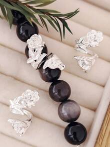 56 hạt phụ kiện đính hạt vòng hoa hồng bằng hợp kim 20mm. Không dễ phai màu, không gây dị ứng, không bị oxy hóa. Thích hợp làm hoa tai, vòng cổ ngọc trai, vòng tay hạt, mũ đội đầu, kẹp tóc. Phụ kiện tự làm. Làm đồ trang sức độc đáo và quyến rũ. Móc chìa khóa, bùa hộ mệnh, đồ trang trí. Vật liệu làm trang sức. Vòng tay, đồ trang trí, đồ thủ công mỹ nghệ và quà tặng hàng ngày. Hạt phụ kiện thủ công. - Hoa hồng/ - Xem 11