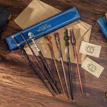 Warner Bros 1 Pieza Juego de Varita de Harry Potter - Varita de Hermione, Varita fabricada con resina finamente detallada con un núcleo de acero en su interior, perfecta para disfraces de Halloween, actuaciones en el escenario, cosplay y juegos de roles. Presentada en una caja de regalo de lujo con estampado de lámina azul, incluye un boleto de "Correo Lechuza" con estampado de lámina de ida y vuelta. Un artículo de coleccionista ideal y un regalo pensativo.