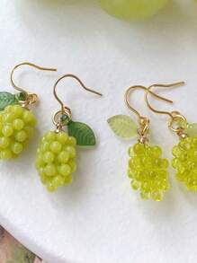 2 pièces Boucles d'oreilles fausses en forme de raisins adorables, petits et raffinés bijoux à thème de fruits, bon marché et chic pour les pique-niques, les vacances et le glamour quotidien, design de grappes de raisins doux