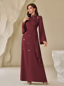 女士纯色立领珍珠饰边优雅长款缎面连衣裙，侧边系带，此款为修身版型，建议胸部丰满的女性选择大一码。 - 酒紅色 - 查看 4