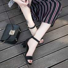 Sandalias de tacón alto para mujeres con tacones gruesos y dedos abiertos abrochados con tacones altos romanos - Negro - Ver 4