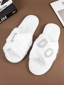1 件舒适白色珍珠装饰新娘拖鞋优雅毛绒设计，柔软面料衬里，适合单身派对和婚礼庆典