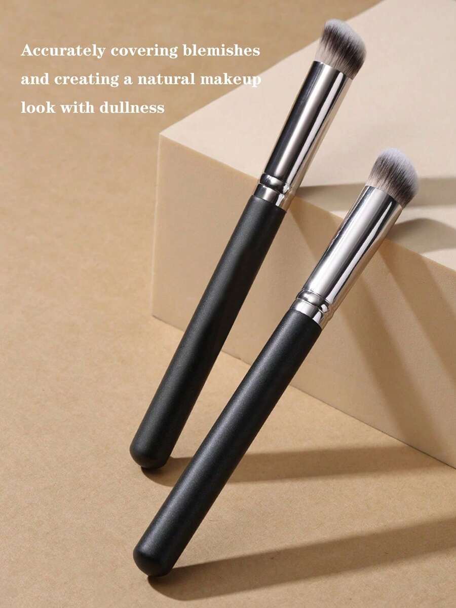 这款光泽手柄化妆刷拥有柔软浓密的刷毛，男女皆宜，适用于遮瑕、晕染、定妆粉、液体、膏状和抛光等各种化妆品。它还可以用来修饰鼻型和遮盖瑕疵。