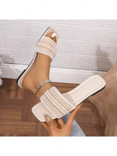 Nuevas sandalias planas cuadradas en color beige de mujer con decoración de perla y cristal, de moda y elegantes, versátiles, apropiadas para salidas de verano, citas, fiestas y bodas
