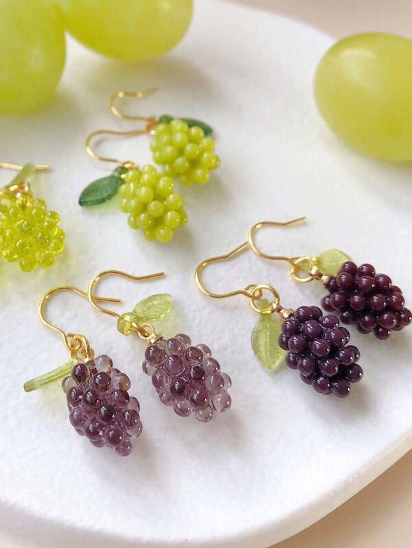 2 pièces Boucles d'oreilles fausses en forme de raisins adorables, petits et raffinés bijoux à thème de fruits, bon marché et chic pour les pique-niques, les vacances et le glamour quotidien, design de grappes de raisins doux
