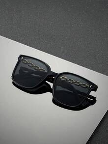 一副男女通用方形高端链条镜腿设计时尚太阳镜，适合家庭出游、旅行、度假装扮、运动风、驾驶、海滩、音乐节、户外活动、夏季配饰、度假、高尔夫、徒步旅行、优雅着装、街头风配饰、运动、派对、街头风、钓鱼、户外活动、假期等场合。 - 黑色 - 查看 3