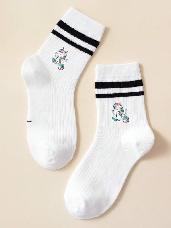 1 paire de chaussettes rayées noires et blanches avec un motif de licorne rêveuse pour les filles, qui est hypoallergénique, respirante et confortable. Il s'agit d'une chaussette courte respirante adaptée à un port quotidien. Le double détail de la rayure noire à l'ouverture de la chaussette dégage un charme doux et rétro. Chaussettes, accessoires mode