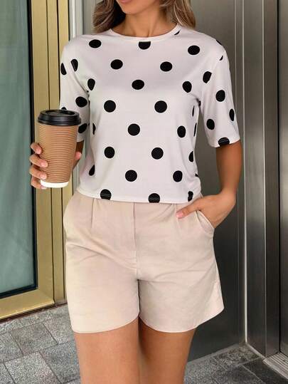 Camiseta con lunares negros estilo casual – Look urbano moderno y fresco