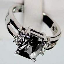 一枚优雅的女士承诺戒指，银色带黑色方形合成方晶锆石 - 光滑细节，适合作为派对、情人节和各种场合的礼物 - 黑色 - 查看 3