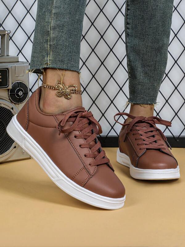 حذاء رياضي كاجوال مفرد من الجلد البني الخفيف الوزن مناسب للنساء ، حذاء منخفض الأعلى سهل الارتداء مناسب للسفر والتنقل، يصلح للحفلات والمناسبات والعمل هدية